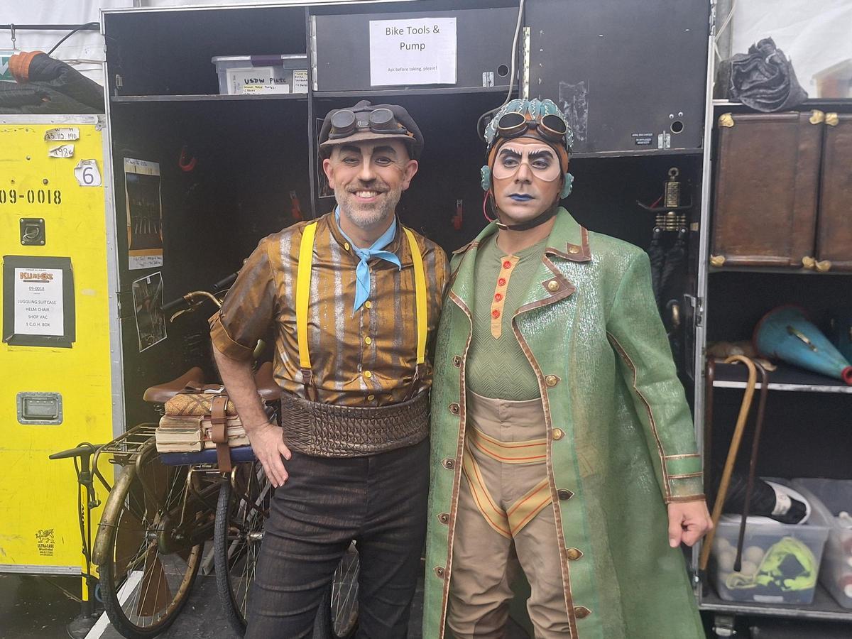 Bruno Esteban Pitarch y James González son parte de la maquinaria que hacen funcionar 'Kurios'.