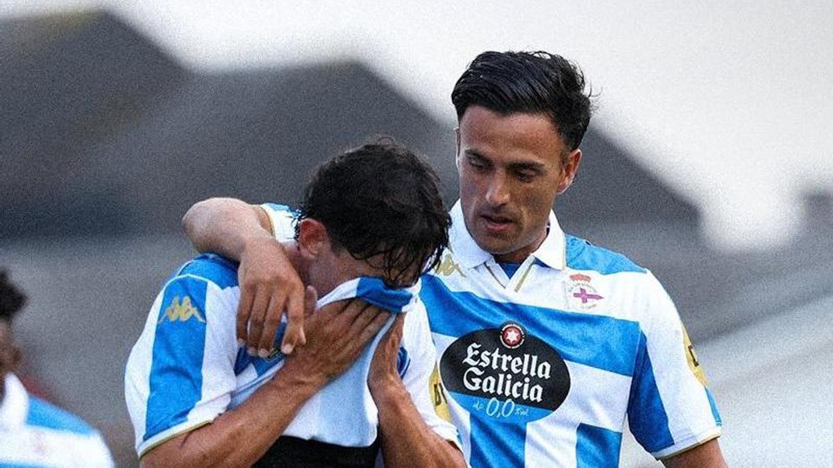 Cristian Herrera felicita a Charlie Patiño tras marcar un gol contra el Oviedo en la pretemporada del año pasado.