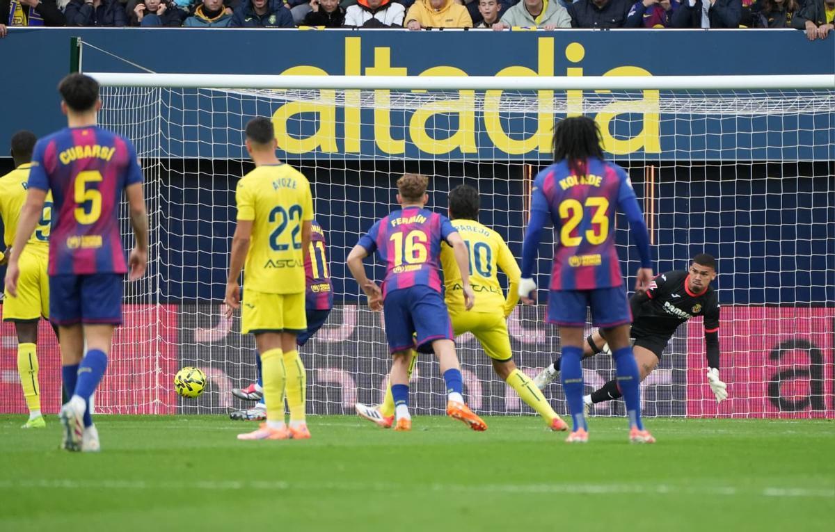 Raphinha marca de penalti el 0-1 en el Villarreal-Barcelona.