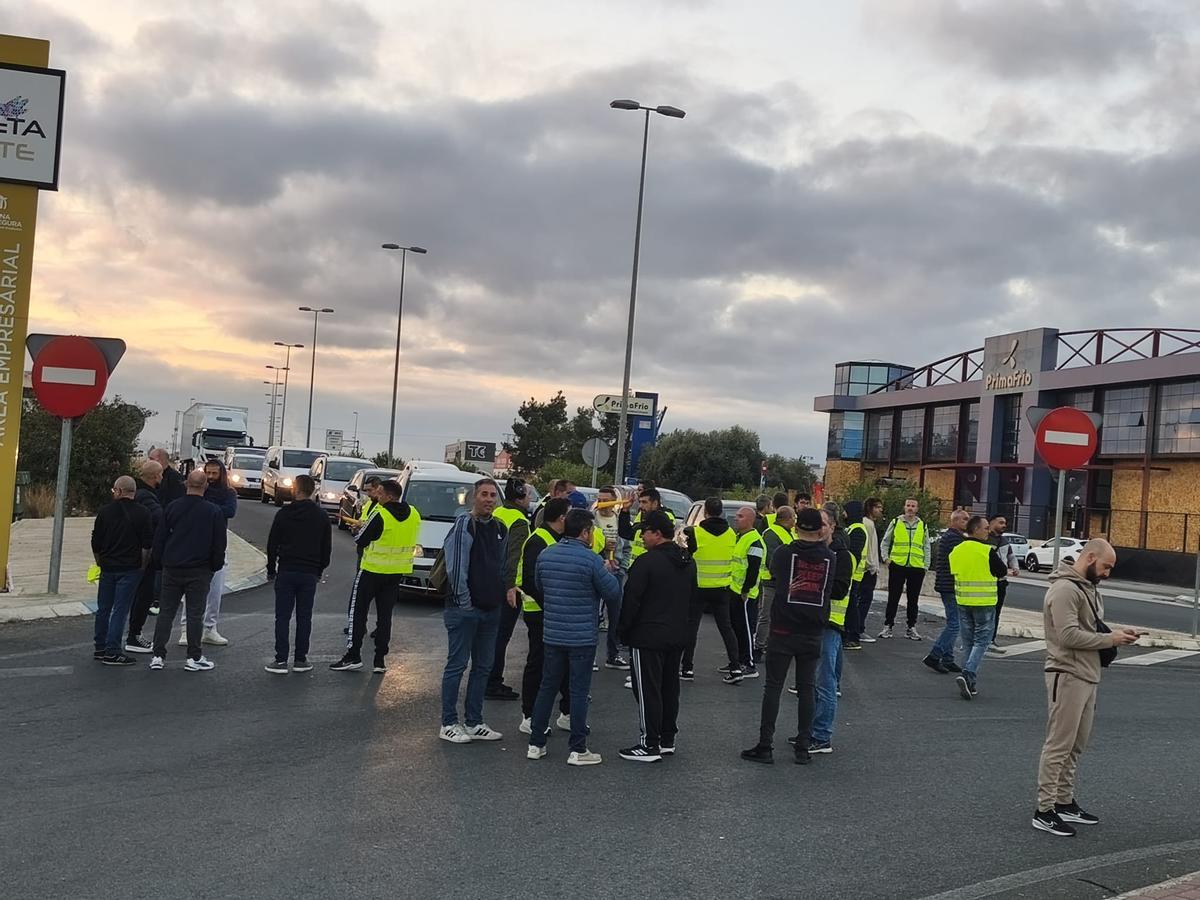 Trabajadores del polígono industrial La Serreta de Molina cortando el tráfico en la N-301.