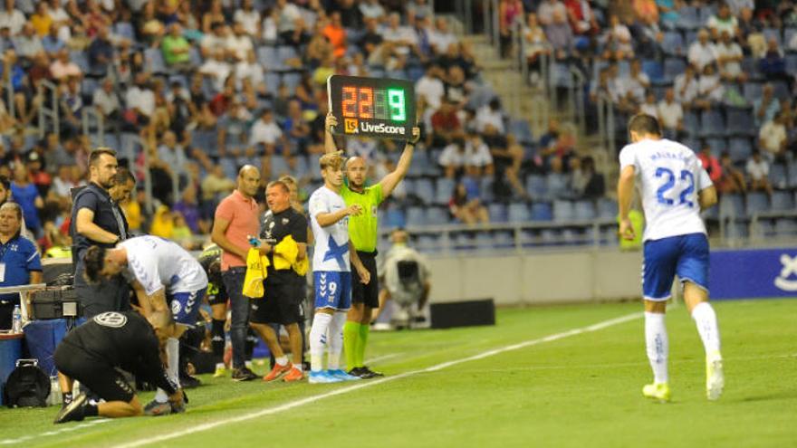 Cambio de jugadores en el último encuentro en el Heliodoro.