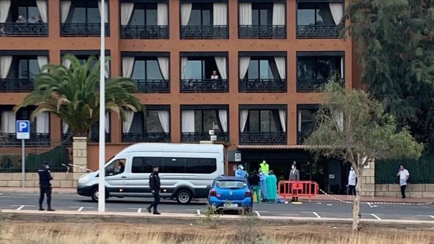 Comienzan a abandonar el hotel de Tenerife los primeros turistas autorizados.