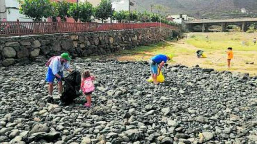Un centenar de voluntarios limpian la costa aruquense