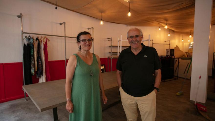 Marian Escandell y Joan Torres, en el local que acogerá la nueva tienda de Cáritas | V.MARÍ