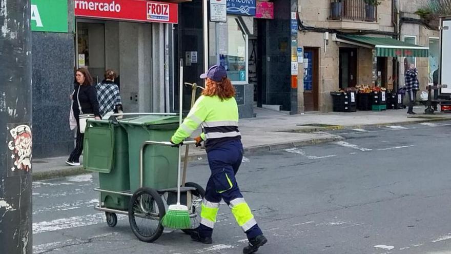 Una empleada del servicio de limpieza viaria de Bueu.