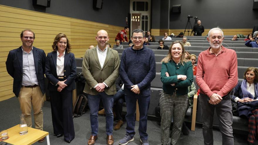 Por la izquierda, Ignacio Peláez, Verónica Durán, Jesús Martínez Salvador; el presidente de la Cultural, Pedro Roldán; María Calvo y Manuel Cañete, ayer, poco antes del inicio del coloquio en la Escuela de Comercio.