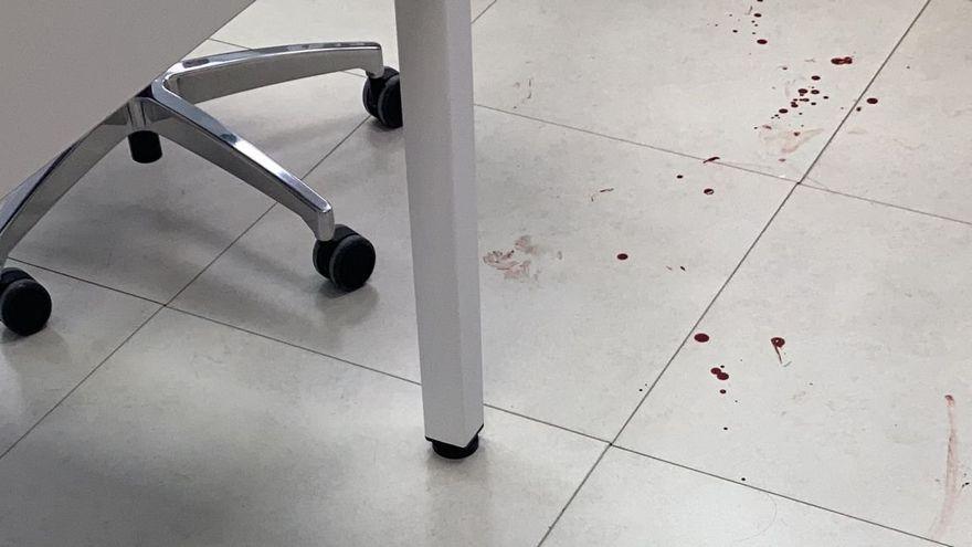 Restos de sangre de una de las heridas en el tiroteo de este viernes en Málaga.