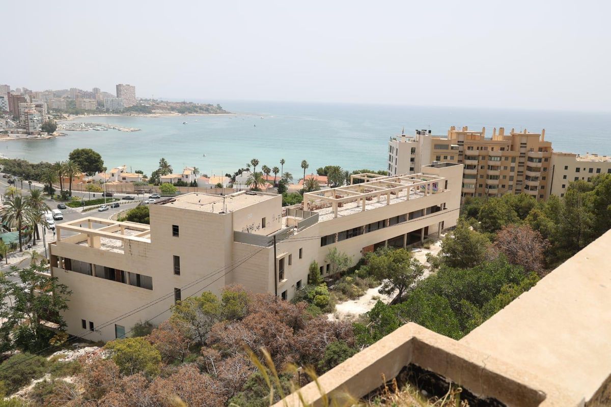 Vistas a la playa desde el edificio abandonado que será convertido en un hotel en la Albufereta