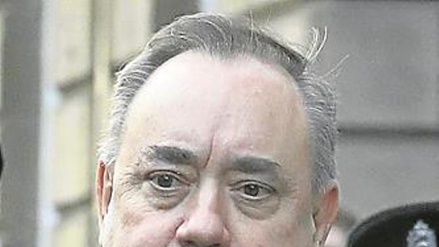 El escocés Salmond, acusado de 14 delitos sexuales
