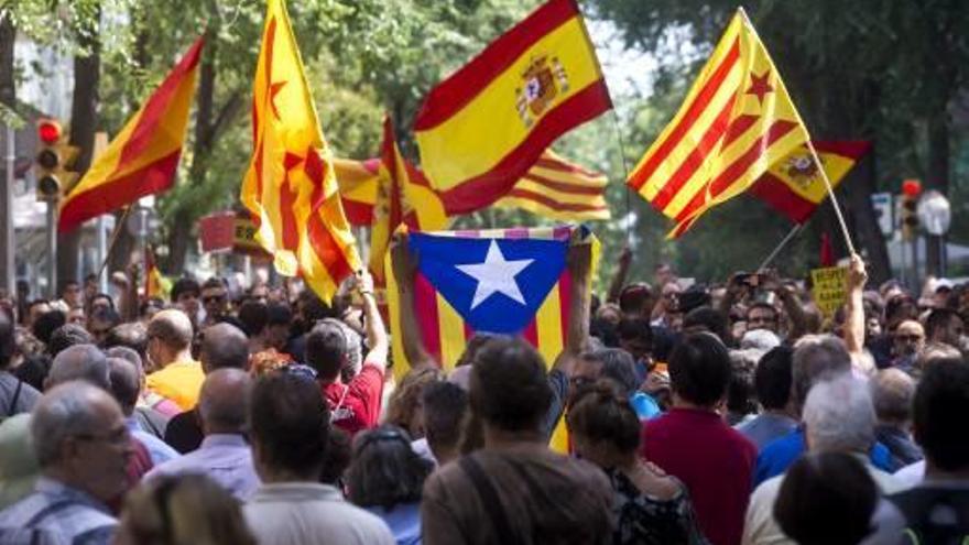 Manifestants a favor i en contra de les investigacions, a la seu de la Guàrdia Civil a Barcelona.