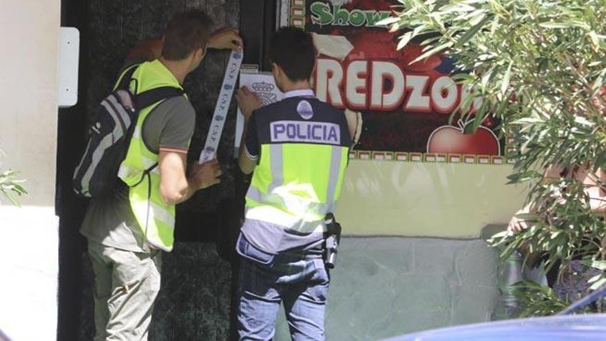 Dos agentes precintan el prostíbulo Red Zone, en la calle Galicia de ses Figueretes.