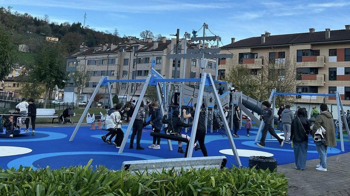 La nueva zona de juegos infantiles en Barredos, atestada en su estreno.