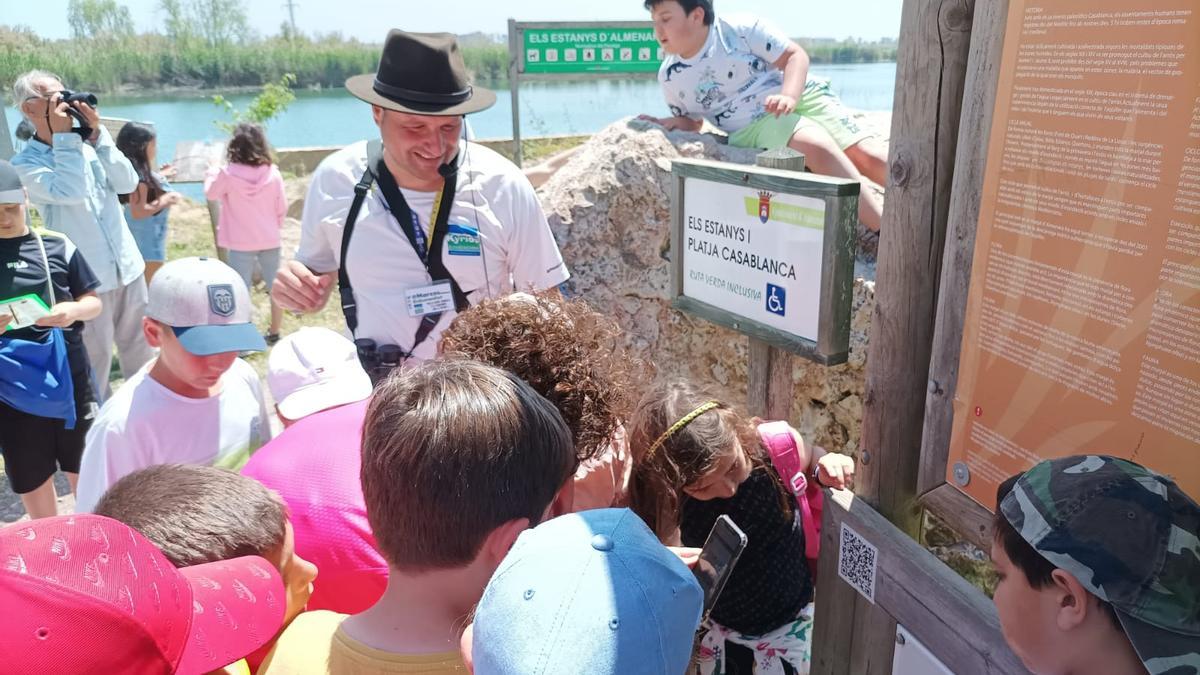 Els alumnes van dur a a terme la senyalització dels panels en diversos espais d’Els Estanys.