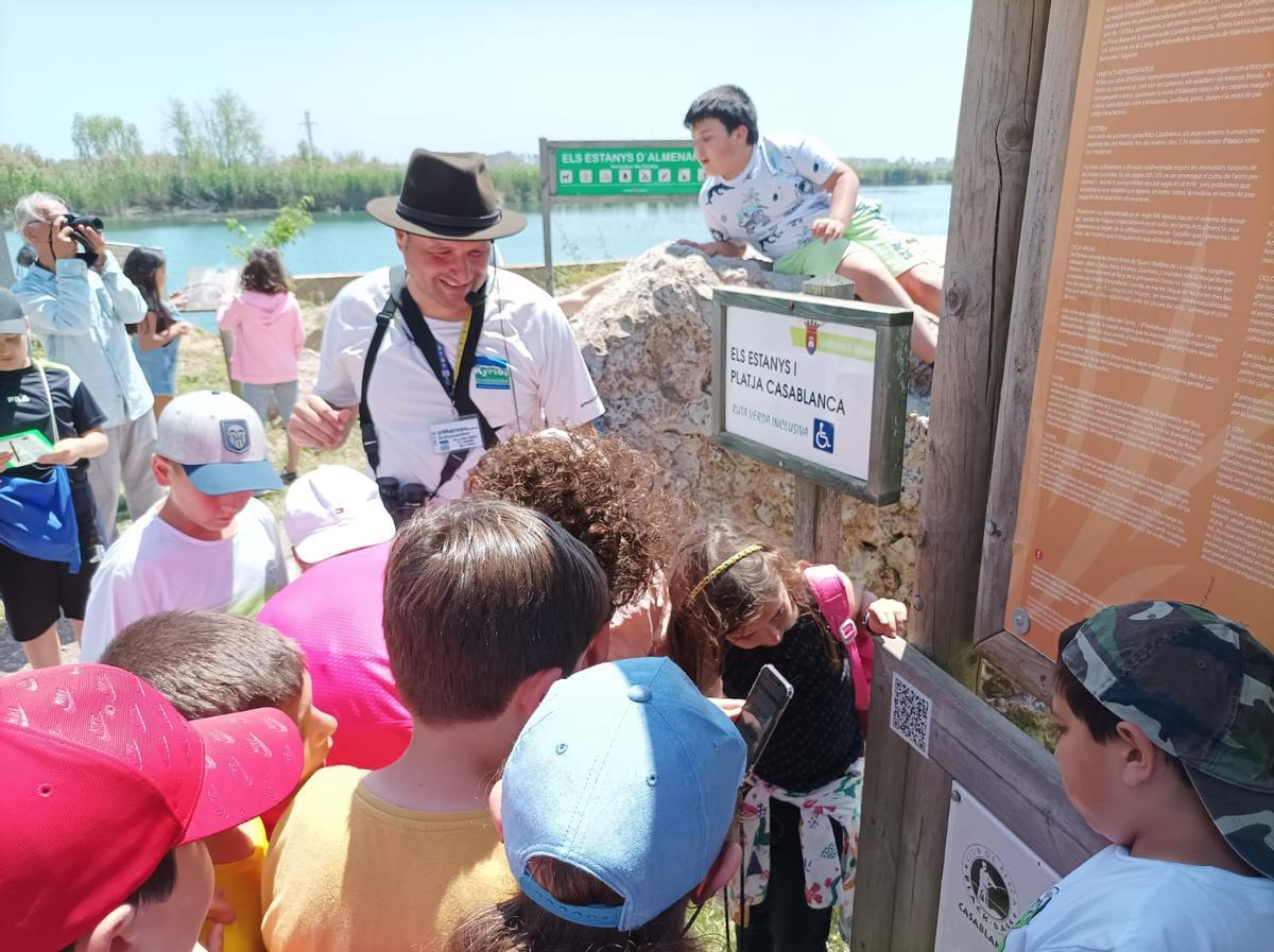Els alumnes van dur a a terme la senyalització dels panels en diversos espais d’Els Estanys.