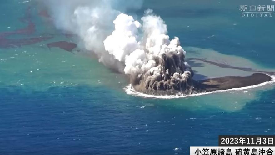 Vídeo: así surge del mar una nueva isla en Japón