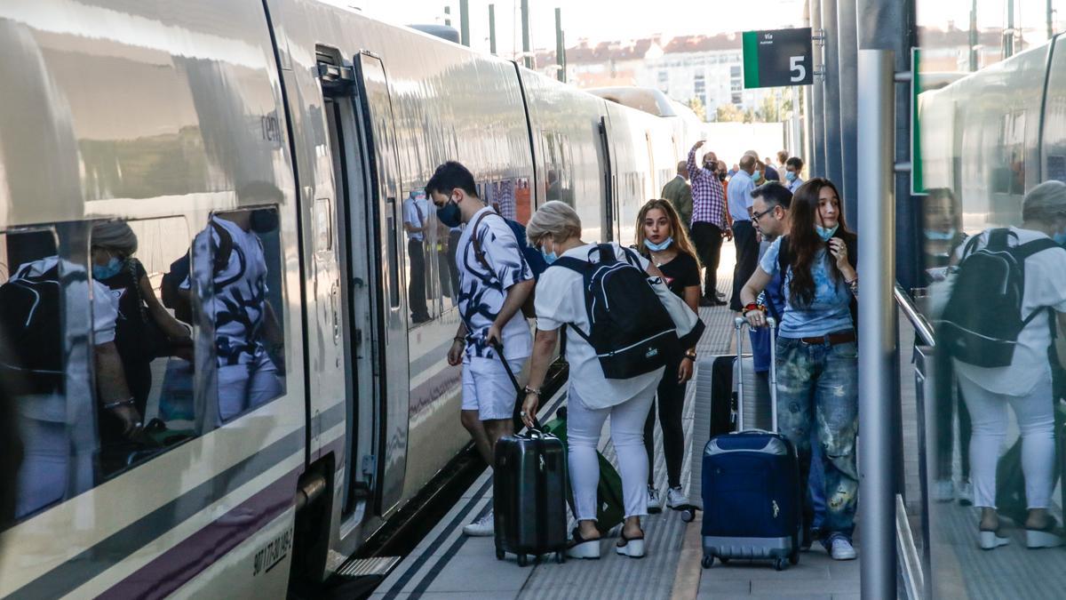 Pasajeros suben al tren Alvia en la estación de Cáceres el año pasado.