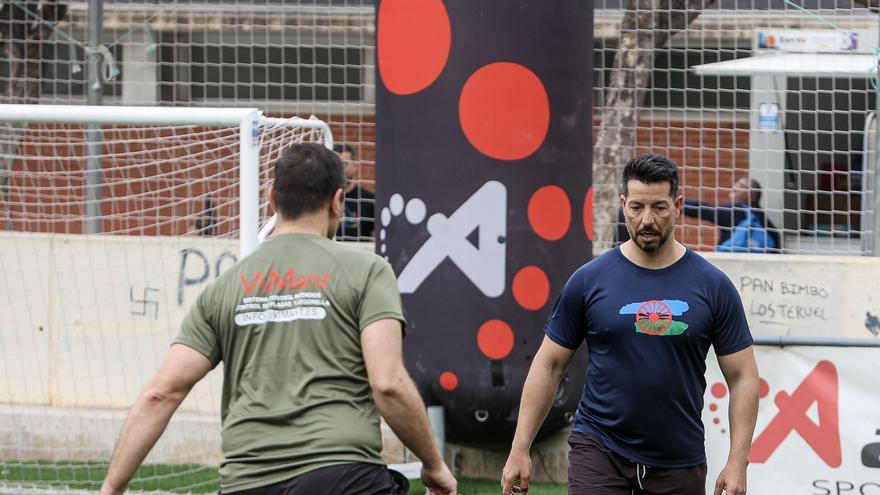 Así ha sido el partido de fútbol entre gitanos y guardias civiles en el Polideportivo de Garbinet de Alicante con motivo del Día Internacional del pueblo romaní