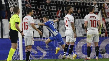 Resumen, goles y highlights del Sevilla 2 - 3 Alavés de la jornada 20 de LaLiga EA Sports
