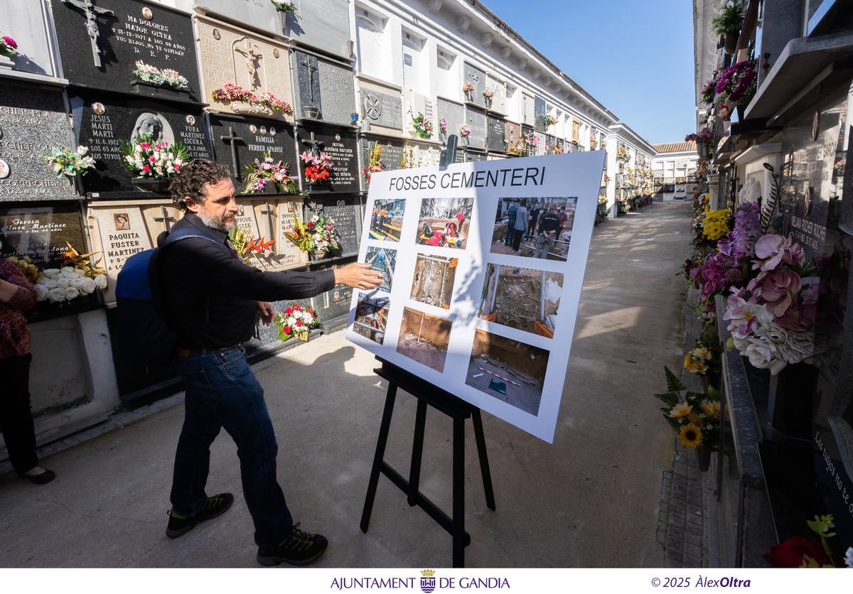 Miguel Mezquida explica, en el cementerio, la situación de las fosas de los fusilados.