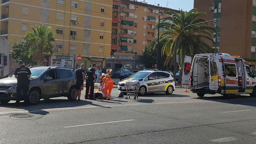 La Policía Local y el SAMU atienden al herido en el siniestro.