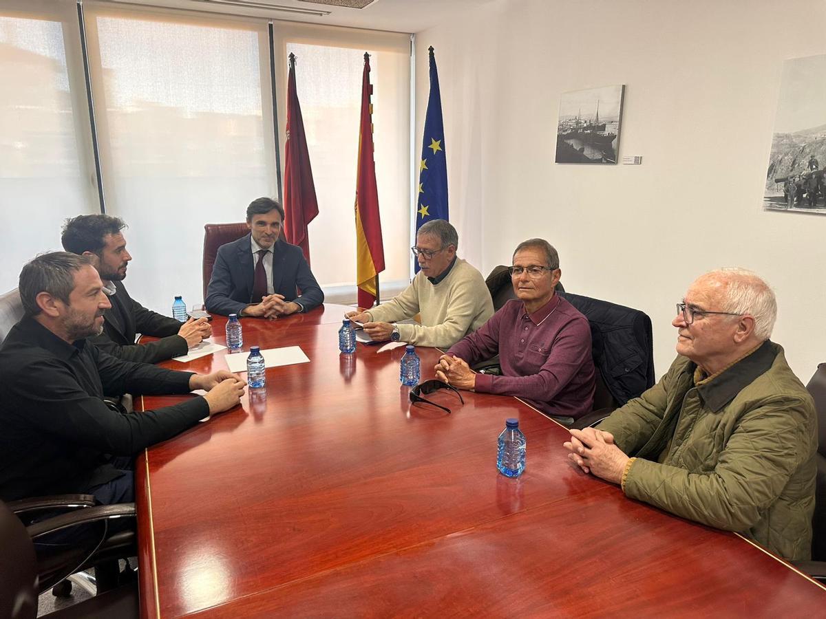 Frente común del Gobierno regional y la Asociación de Amigos del Ferrocarril de Águilas para mantener la estación de tren del municipio en su ubicación actual