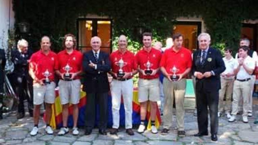 El equipo gijonés recibe los trofeos como campeón de España Interclubes.