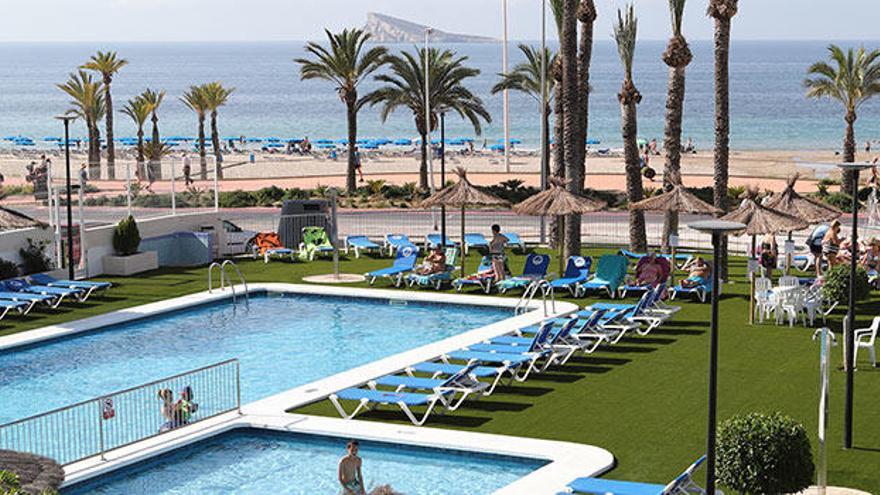 Desde la piscina se disfruta de unas vistas privilegiadas de la playa.