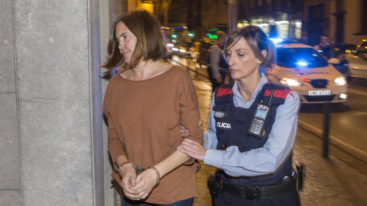 María Ángeles Freixas detenida por los Mossos d'Esquadra acusada de ahogar a su hija de 10 años en la bañera.