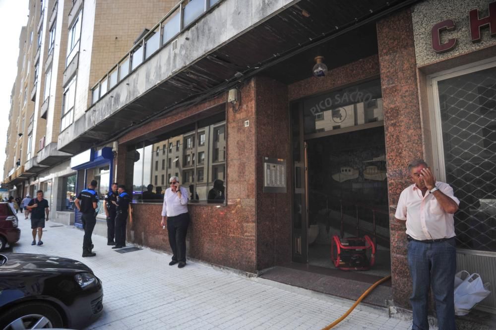 Cinco intoxicados por humo a causa de un incendio en una vivienda de Vilagarcía. El fuego comenzó en la cocina de la séptima planta de un edificio en Rosalía de Castro