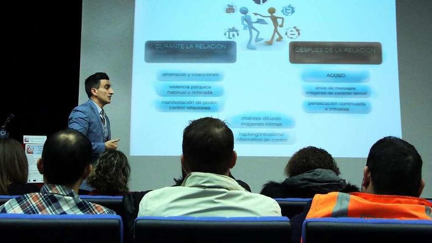 Una ponencia de las Xornadas da Muller, ayer en la sala multiusos del auditorio de Ponteareas. // Hernández