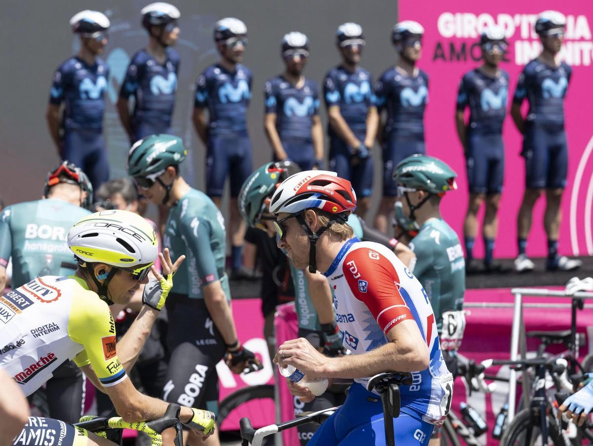 Palmi (Italy), 12/05/2022.- Riders wait for for teams presentation at the start of the 6th stage of the 105th Giro dÌtalia cycing tour, over 192km from Palmi to Scalea, Italy, 12 May 2022. (Ciclismo, Italia) EFE/EPA/MAURIZIO BRAMBATTI