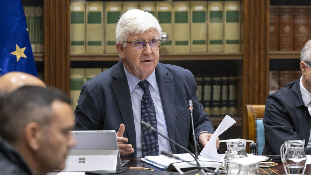 Pedro Pacheco, presidente de la Audiencia de Cuentas de Canarias, durante su comparecencia en el Parlamento.