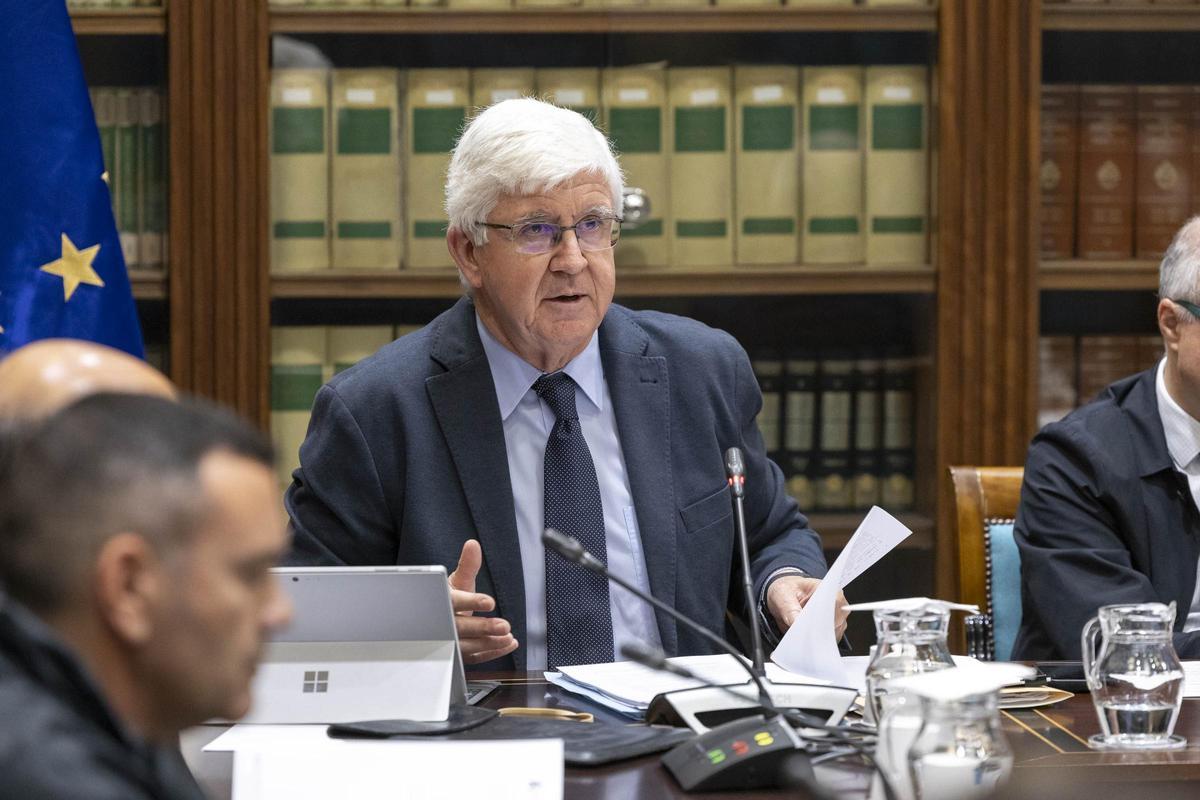 Pedro Pacheco, presidente de la Audiencia de Cuentas de Canarias, durante su comparecencia en el Parlamento.