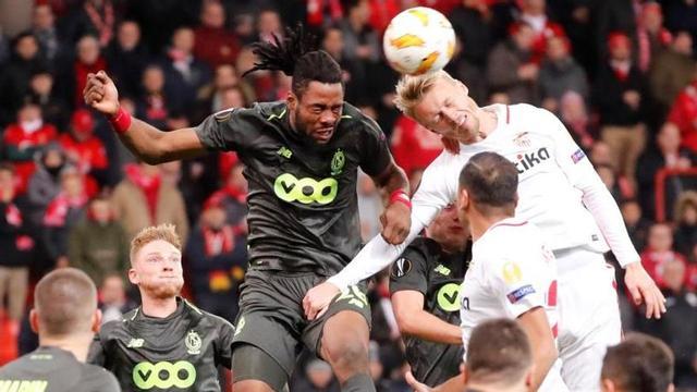 Luyindama (i) del Standard disputa un balón ante Simon Kjaer (d).