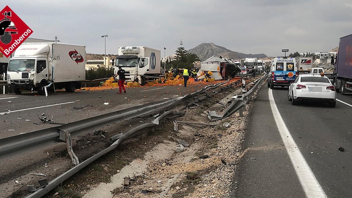 Colas kilométricas en la A-31 dirección Madrid-Alicante por un accidente a la altura de Novelda