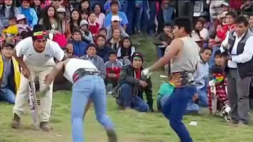 Un poble del Perú rep el Cap d'Any a cops de puny