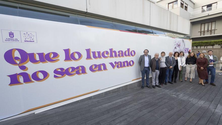 Los responsables del Cabildo de Gran Canaria ante el lema de la última campaña por el 8M. | | LP/DLP