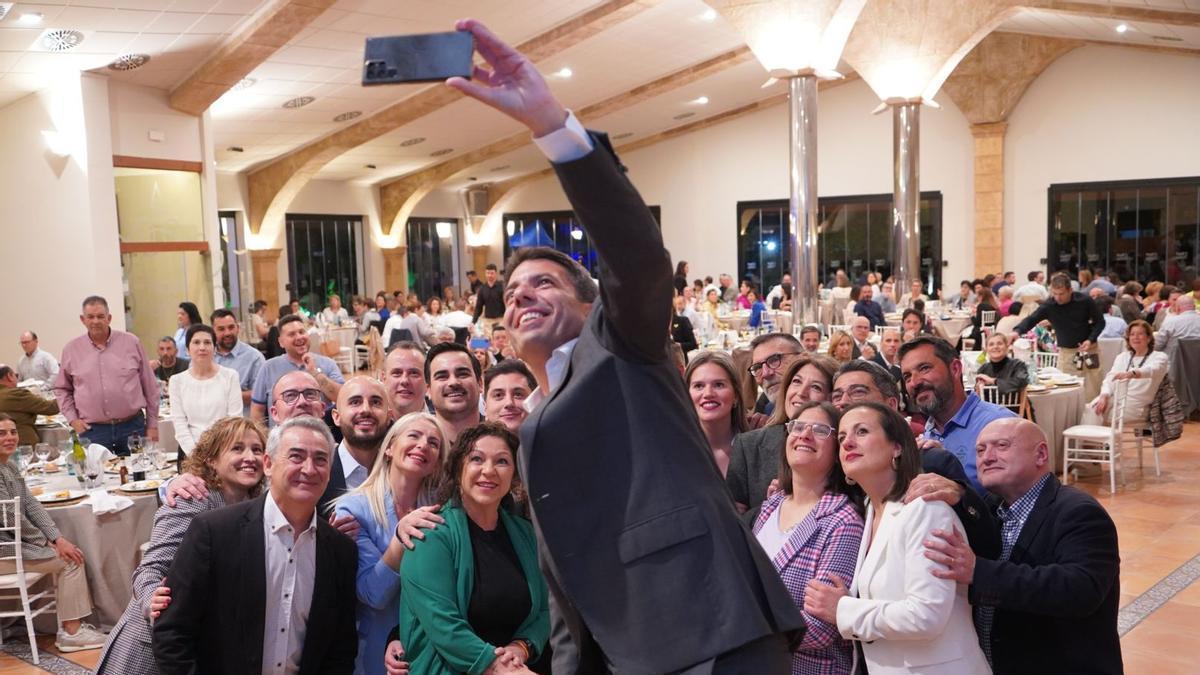 El presidente regional, Carlos Mazón, se hace un selfie con los candidatos de la Ribera Alta.