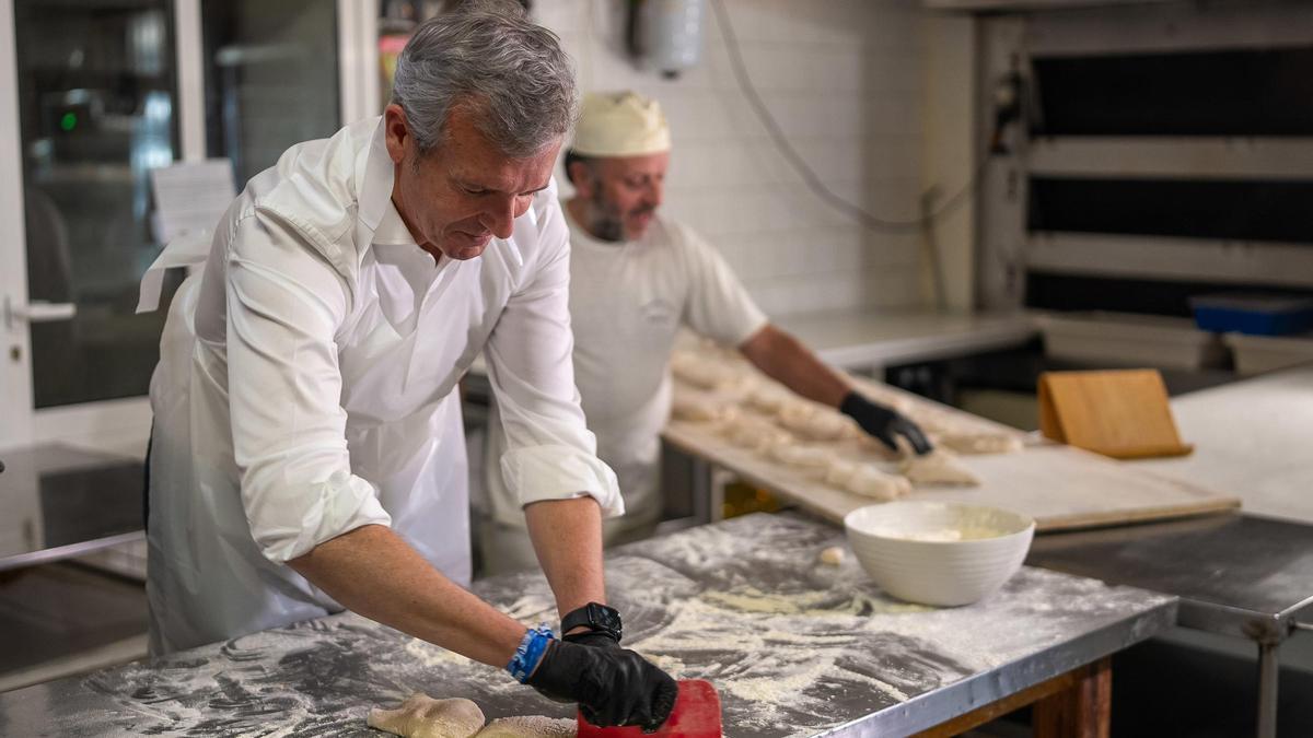 Alfonso Rueda da forma a una chapata ayer en Boqueixón