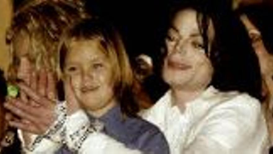 La justicia acusa a Michael Jackson de abuso de menores