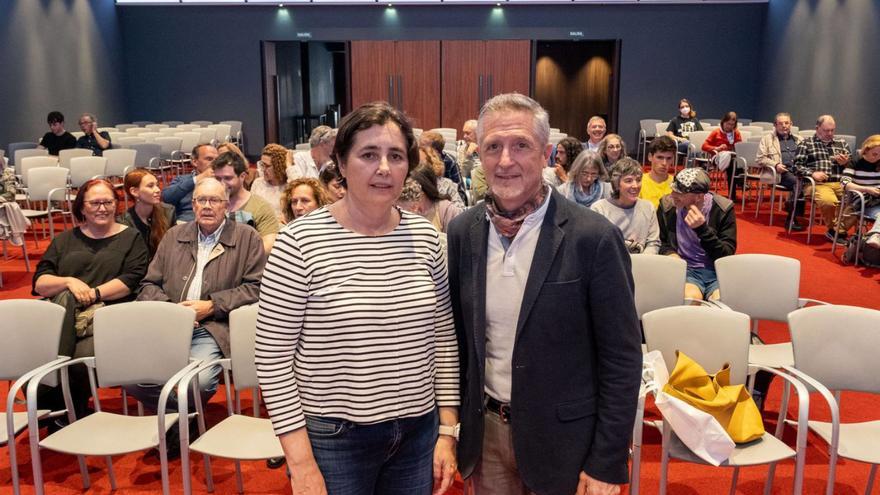 María Fernández y Fernando Valladares, antes del comienzo de la charla en el Club Prensa Asturiana. | David Cabo