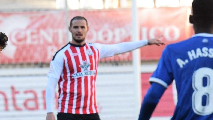 Galas, al fondo, en el partido del pasado domingo antes de lesionarse