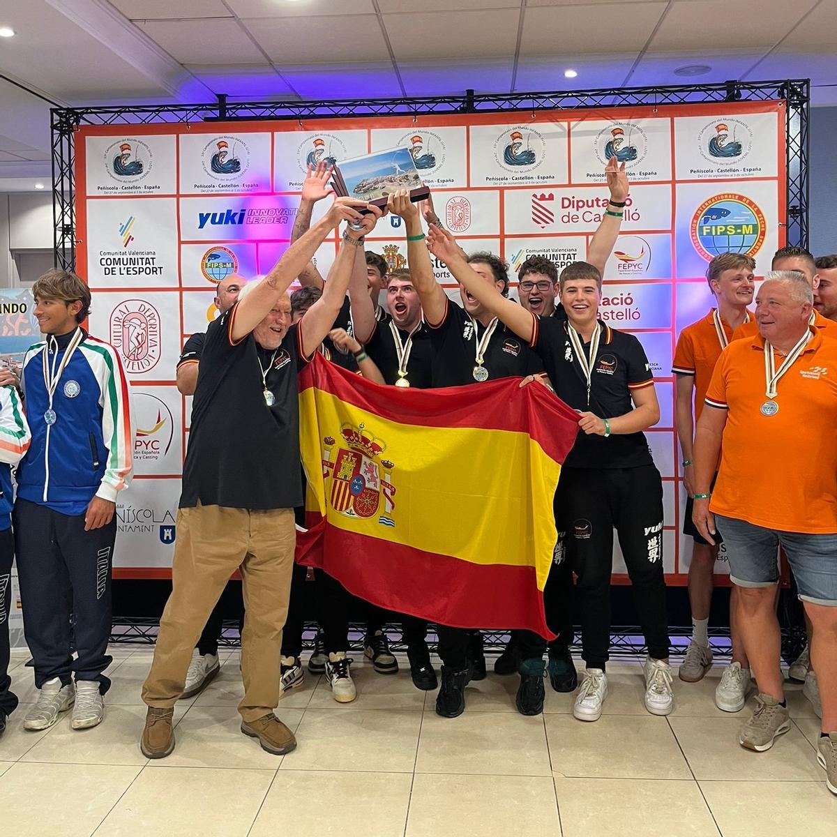 Iván Montañés, con la selección española de pesca deportiva sub-21.