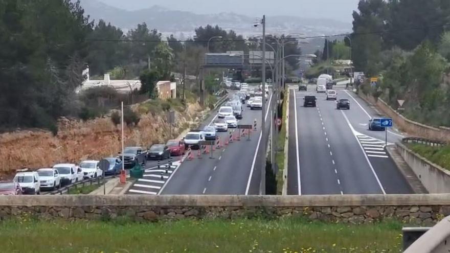 Imagen, el jueves, del atasco en la autovía a su paso por Sant Rafel. | S. G. C.