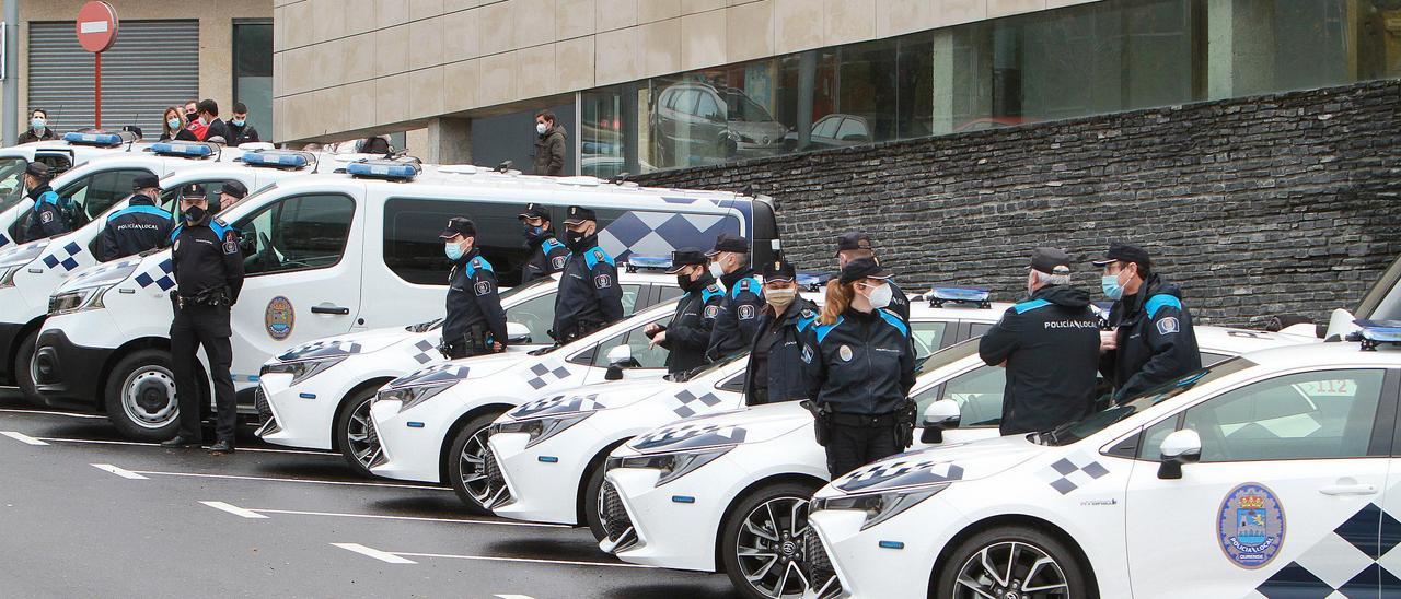 Policías locales de Ourense, junto a vehículos oficiales.