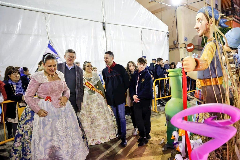 Puig visita la falle del Quint de Mislata en su 50 aniversario y tras el plantón del artista fallero