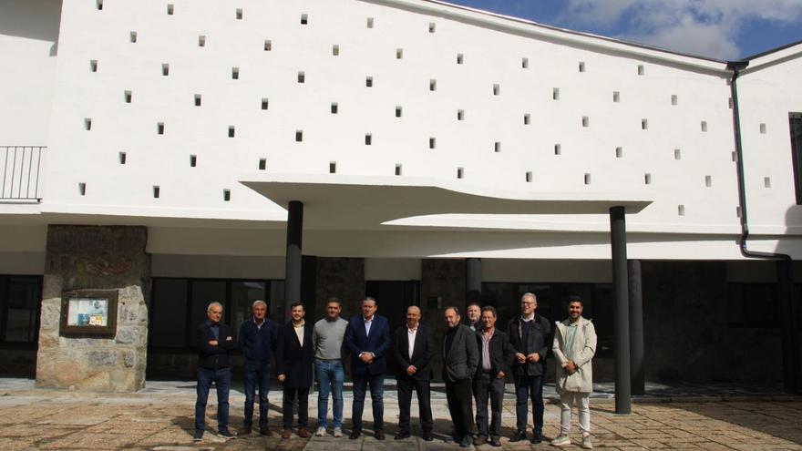 Autoridades provinciales y locales junto a los técnicos posan delante del acceso al Museo de Ribadelago. | A. S.