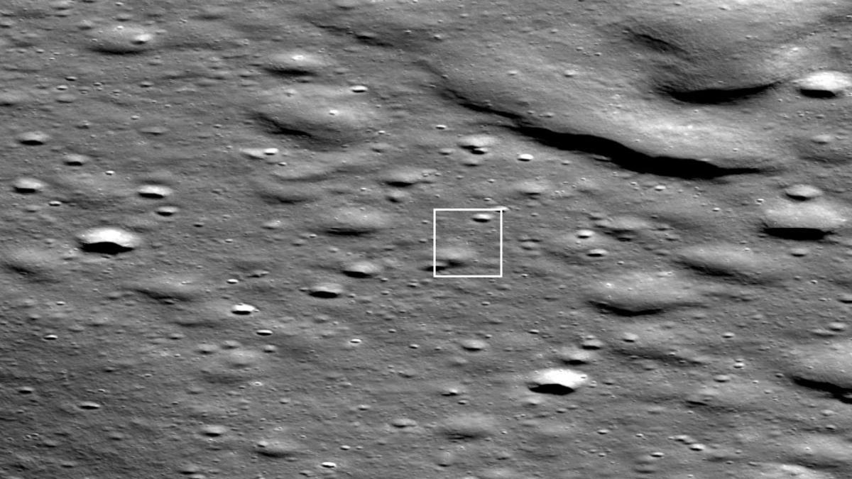 El módulo de aterrizaje lunar Blue Ghost Mission 1 de Firefly Aerospace, que aparece en esta imagen del Lunar Reconnaissance Orbiter de la NASA como un píxel brillante que proyecta una sombra en el centro del cuadro blanco,
