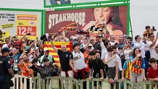 La afición del Elche realiza una tímida recepción previa al derbi