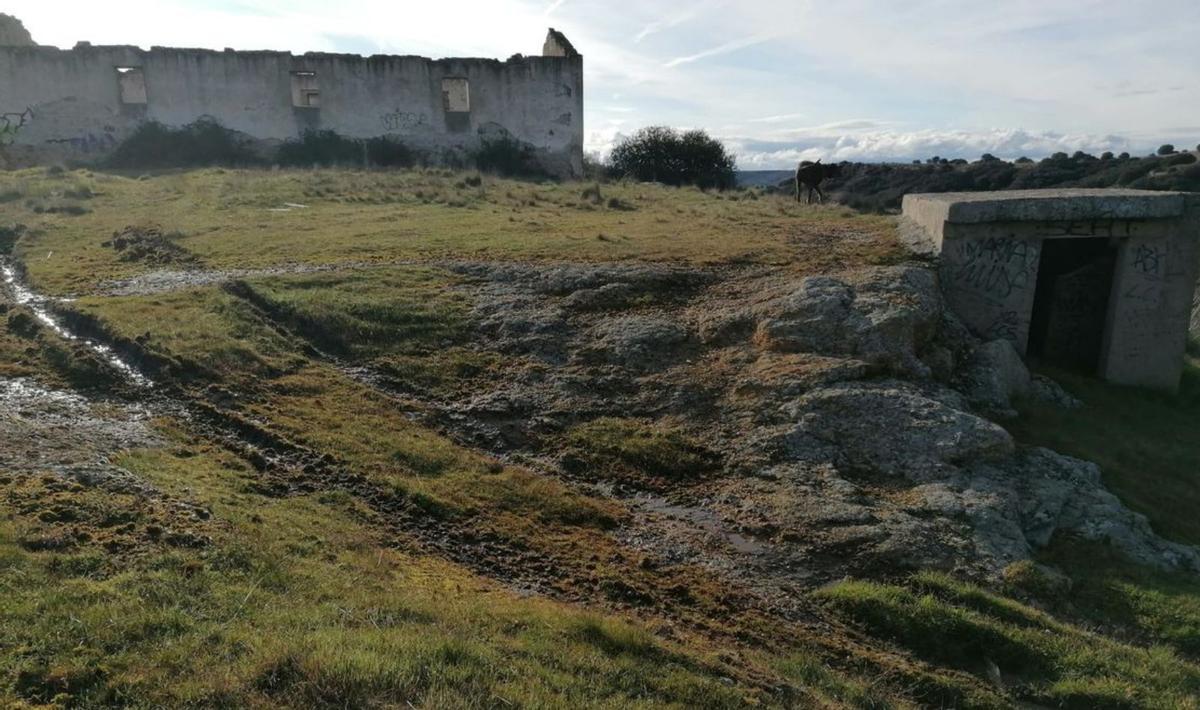 Junto a las edificaciones derruidas del campo de tiro de Las Chanas, se abre un camino entre las rocas areniscas que coronan el valle, ladera destrozada por los quads que entran y causan daños. | J.N.